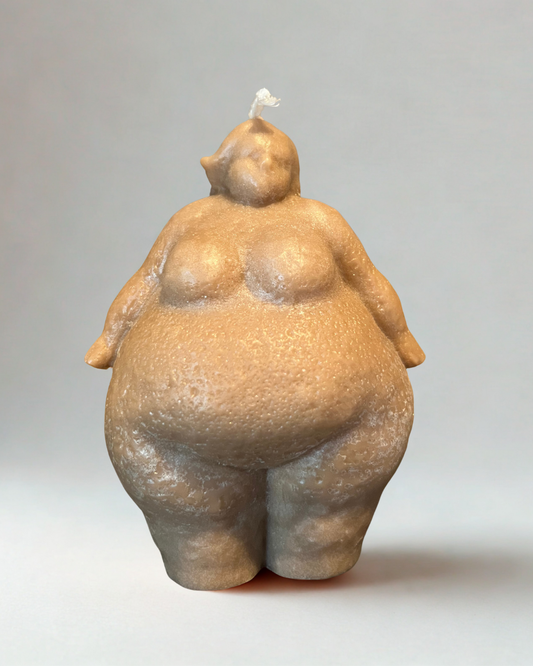 Beige sculptural candle shaped like a curvy woman, symbolising softness, body comfort, and self-acceptance — representing Curae’s gentle approach to design.