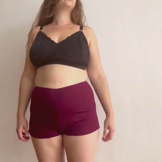 Cosy Charlotte shorts in Burgundy TENCEL™ Modal, video
