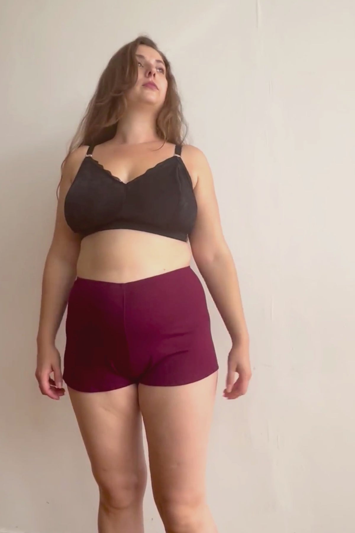 Cosy Charlotte shorts in Burgundy TENCEL™ Modal, video